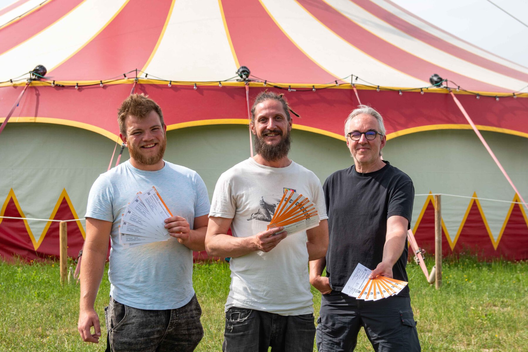 Marcel Anslinger, Leiter des Freizeitheims und Zeltwart bei Kultur im Zelt, Florian Zitzelsberger, Leiter des JUZ/Jugendbüros, und Hannes Schwanker, Leiter der Burghauser Kinder- und Jugendarbeit, mit den Freikarten für die Hip-Hop-Night.