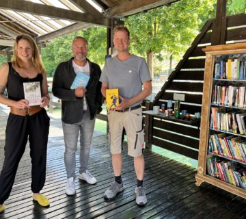 Glückliche Gesichter bei den Bücherschrank- und Literatur-Lieferungen am Wöhrsee und im Freibad. Christin Moll, Leiterin der Stadtbibliothek, Peter Schweikl, Leiter Bauhof, Markus Salzinger Schreiner im Bauhof und Florian Moser von der Bäderleitung der Bäder Burghausen. Fotocredit: Stadt Burghausen / Königseder