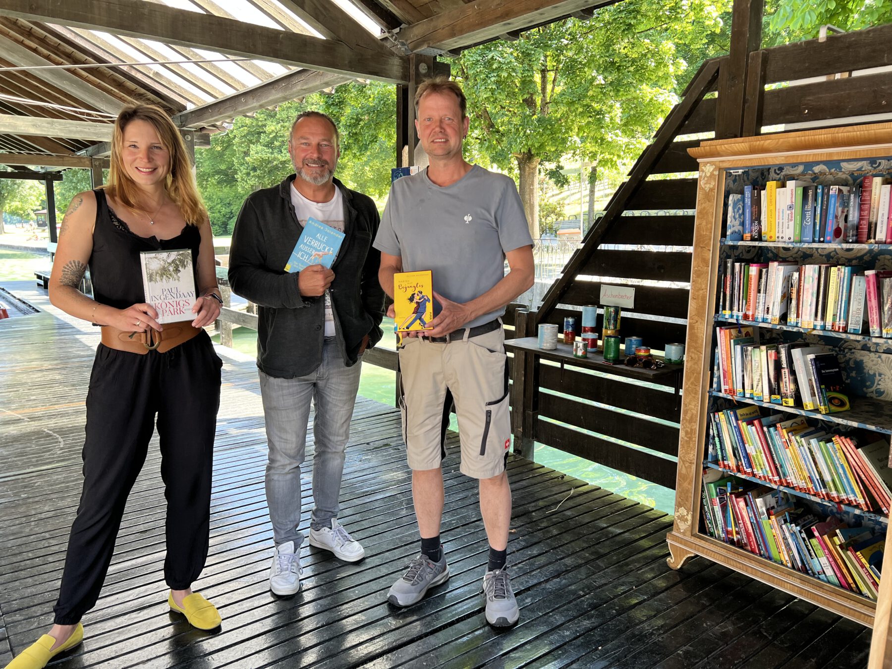 Glückliche Gesichter bei den Bücherschrank- und Literatur-Lieferungen am Wöhrsee und im Freibad. Christin Moll, Leiterin der Stadtbibliothek, Peter Schweikl, Leiter Bauhof, Markus Salzinger Schreiner im Bauhof und Florian Moser von der Bäderleitung der Bäder Burghausen. Fotocredit: Stadt Burghausen / Königseder