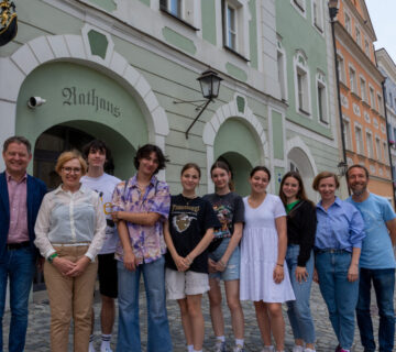 Die Schülerinnen und Schüler vom Gimnazija Ptuj zu Gast im Burghauser Rathaus mit Erstem Bürgermeister Florian Schneider (v.l.), ihren Lehrerinnen Dobrinka Vorsic, Renata Merc und dem Burghauser Lehrer und Drittem Bürgermeister Stefan Angstl. Fotocredit: Stadt Burghausen / Königseder