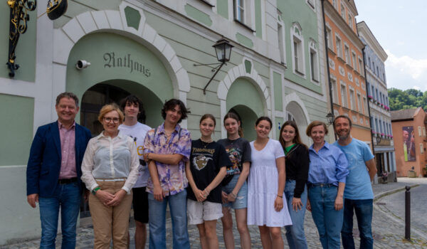 Die Schülerinnen und Schüler vom Gimnazija Ptuj zu Gast im Burghauser Rathaus mit Erstem Bürgermeister Florian Schneider (v.l.), ihren Lehrerinnen Dobrinka Vorsic, Renata Merc und dem Burghauser Lehrer und Drittem Bürgermeister Stefan Angstl. Fotocredit: Stadt Burghausen / Königseder