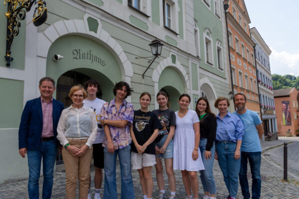 PM 154 Schüler aus Ptuj Empfang im Rathaus beim Bürgermeister Foto köx Die Schülerinnen und Schüler vom Gimnazija Ptuj zu Gast im Burghauser Rathaus mit Erstem Bürgermeister Florian Schneider (v.l.), ihren Lehrerinnen Dobrinka Vorsic, Renata Merc und dem Burghauser Lehrer und Drittem Bürgermeister Stefan Angstl. Fotocredit: Stadt Burghausen / Königseder