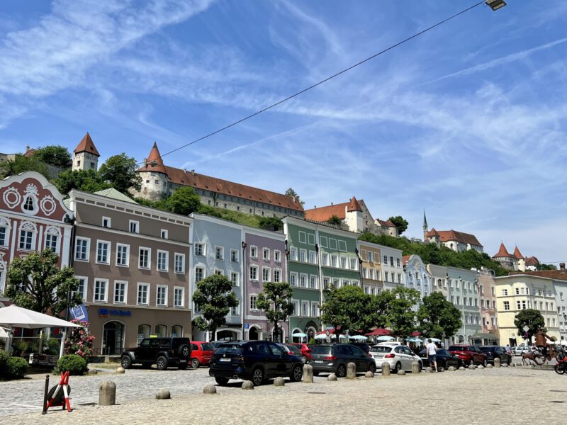 Das ehemalige Modekaufhaus in der Burghauser Altstadt am Stadtplatz soll belebt werden und Kreative zum Werken und Wirken einladen. Es befindet sich zentral in der Burghauser Altstadt und ist umgeben von Gastronomie, einer Schule, einer Kirche und dem Burghauser Rathaus. Das Ladenlokal ist hell und sauber und wird mietfrei von der Stadt zur Verfügung gestellt. Fotocredit: Stadt Burghausen / Königseder 
