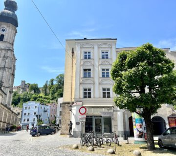 Das ehemalige Modekaufhaus in der Burghauser Altstadt am Stadtplatz soll belebt werden und Kreative zum Werken und Wirken einladen. Es befindet sich zentral in der Burghauser Altstadt und ist umgeben von Gastronomie, einer Schule, einer Kirche und dem Burghauser Rathaus. Das Ladenlokal ist hell und sauber und wird mietfrei von der Stadt zur Verfügung gestellt. Fotocredit: Stadt Burghausen / Königseder