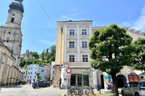 Das ehemalige Modekaufhaus in der Burghauser Altstadt am Stadtplatz soll belebt werden und Kreative zum Werken und Wirken einladen. Es befindet sich zentral in der Burghauser Altstadt und ist umgeben von Gastronomie, einer Schule, einer Kirche und dem Burghauser Rathaus. Das Ladenlokal ist hell und sauber und wird mietfrei von der Stadt zur Verfügung gestellt. Fotocredit: Stadt Burghausen / Königseder Das ehemalige Modekaufhaus in der Burghauser Altstadt am Stadtplatz soll belebt werden und Kreative zum Werken und Wirken einladen. Es befindet sich zentral in der Burghauser Altstadt und ist umgeben von Gastronomie, einer Schule, einer Kirche und dem Burghauser Rathaus. Das Ladenlokal ist hell und sauber und wird mietfrei von der Stadt zur Verfügung gestellt. Fotocredit: Stadt Burghausen / Königseder