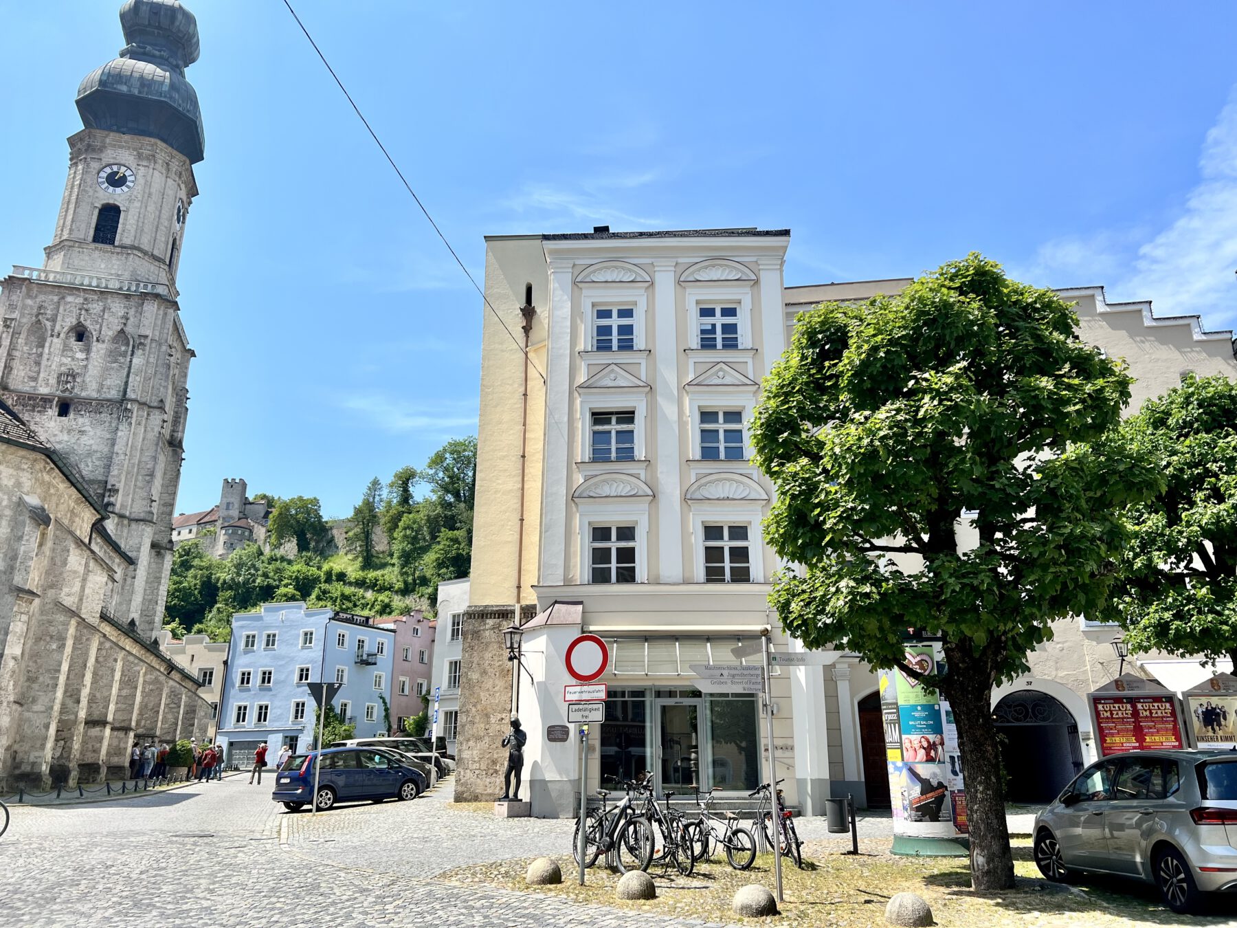 Das ehemalige Modekaufhaus in der Burghauser Altstadt am Stadtplatz soll belebt werden und Kreative zum Werken und Wirken einladen. Es befindet sich zentral in der Burghauser Altstadt und ist umgeben von Gastronomie, einer Schule, einer Kirche und dem Burghauser Rathaus. Das Ladenlokal ist hell und sauber und wird mietfrei von der Stadt zur Verfügung gestellt. Fotocredit: Stadt Burghausen / Königseder