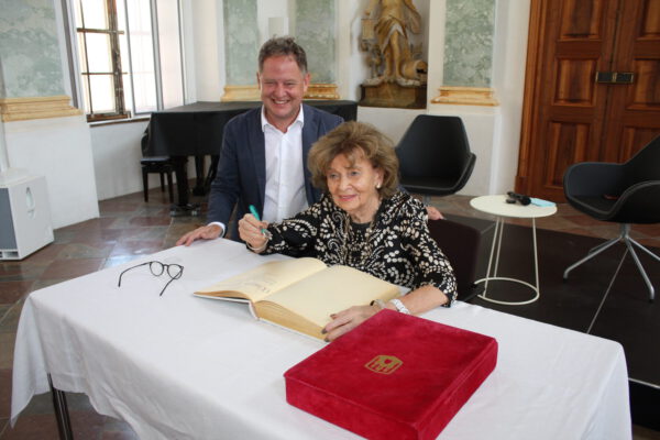 16.7.23 ©Kulturbüro-Eintrag ins Goldene Buch-1 16.7.23 ©Kulturbüro-Eintrag ins Goldene Buch-1