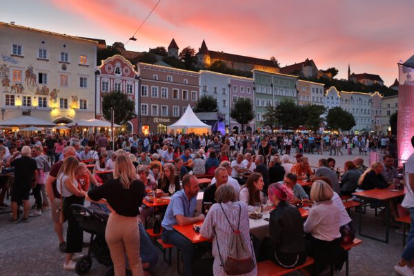 Stimmungsvoll präsentiert sich der Burghauser Stadtplatz beim Brückenfest Fotocredit: Burghauser Touristik Stimmungsvoll präsentiert sich der Burghauser Stadtplatz beim Brückenfest Fotocredit: Burghauser Touristik