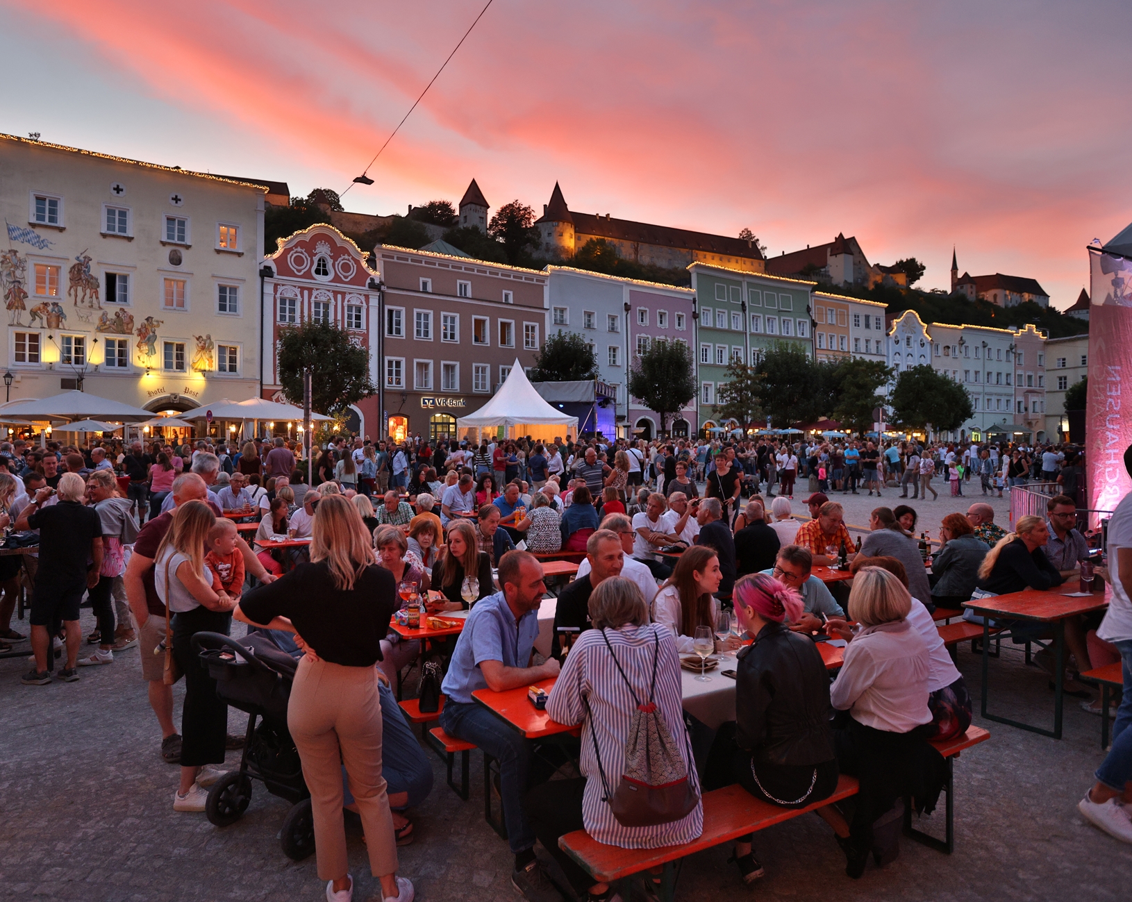 Stimmungsvoll präsentiert sich der Burghauser Stadtplatz beim Brückenfest Fotocredit: Burghauser Touristik