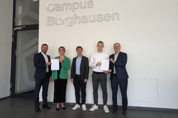 (von links) Dominik Gschwendtner, Patricia Schuth, Professor Dr. Dominik Pentlehner, Patrick Franzke und Dr. Bernhard Langhammer (Sprecher ChemDelta Bavaria). Bild: Maria Grill