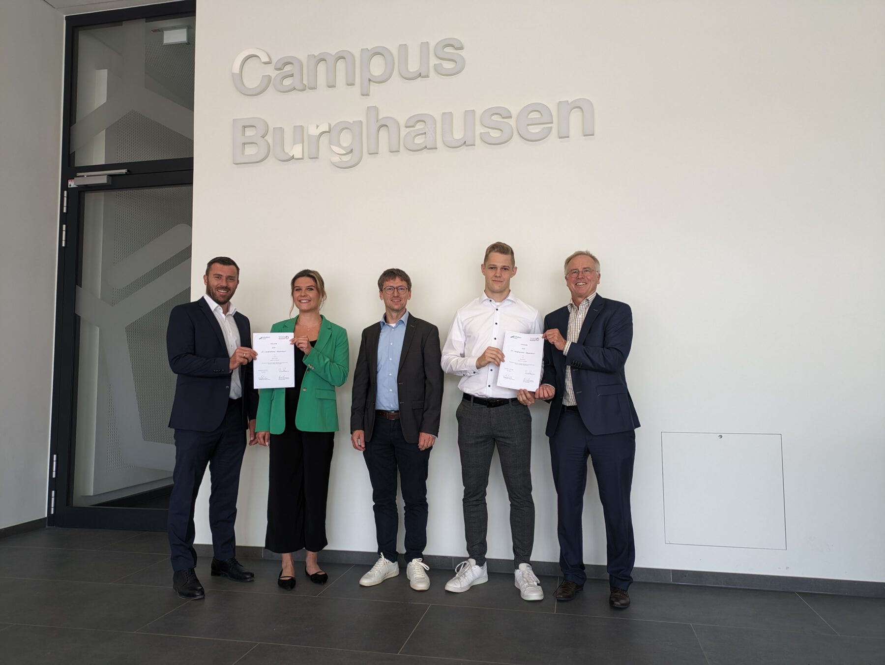(von links) Dominik Gschwendtner, Patricia Schuth, Professor Dr. Dominik Pentlehner, Patrick Franzke und Dr. Bernhard Langhammer (Sprecher ChemDelta Bavaria). Bild: Maria Grill
