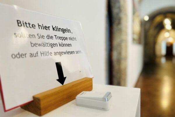 Im Eingangsbereich des Rathauses befindet sich eine Klingel für Pesonen, die ohne Fahrstuhl ihr Amtsgeschäft nicht erledigen können.