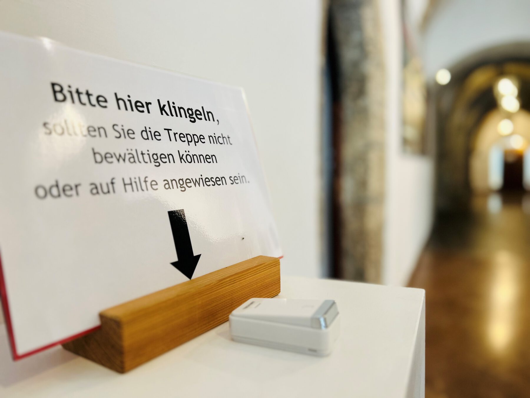 Im Eingangsbereich des Rathauses befindet sich eine Klingel für Pesonen, die ohne Fahrstuhl ihr Amtsgeschäft nicht erledigen können.