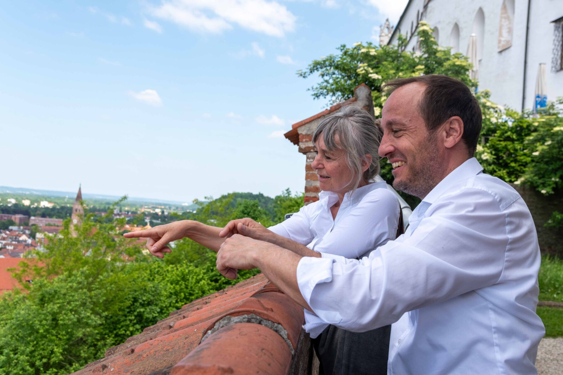 Barbara Hummel, Stadtplanerin aus München, und Manfred Winkler, Leiter des städtischen Bauamts, bei der Besichtigung von Landshut © Stadt Burghausen/ebh
