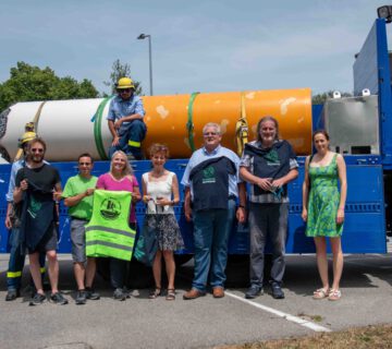 Die Riesenkippe Umzum mit dem THW nach Mühldorf. Foto Stadt Burghausen / ebh