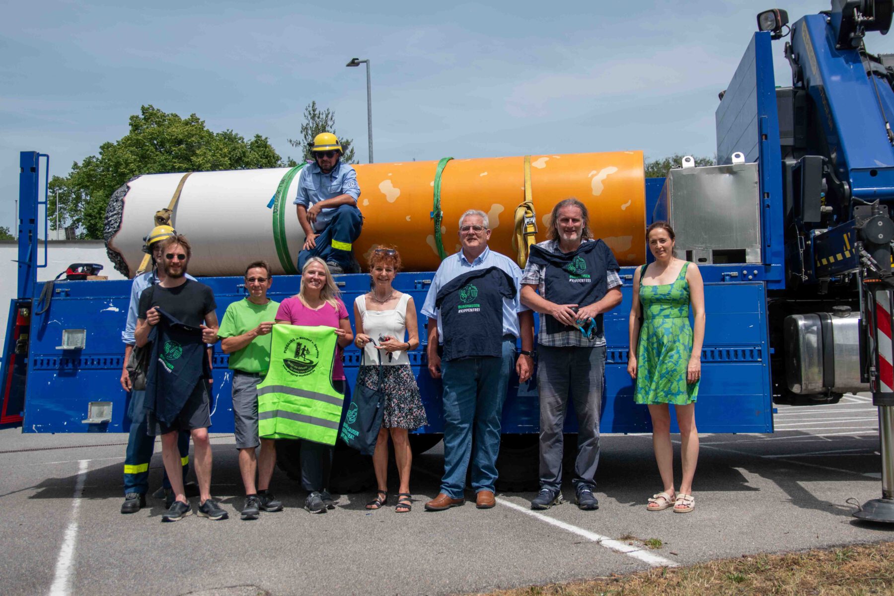 Die Riesenkippe Umzum mit dem THW nach Mühldorf. Foto Stadt Burghausen / ebh
