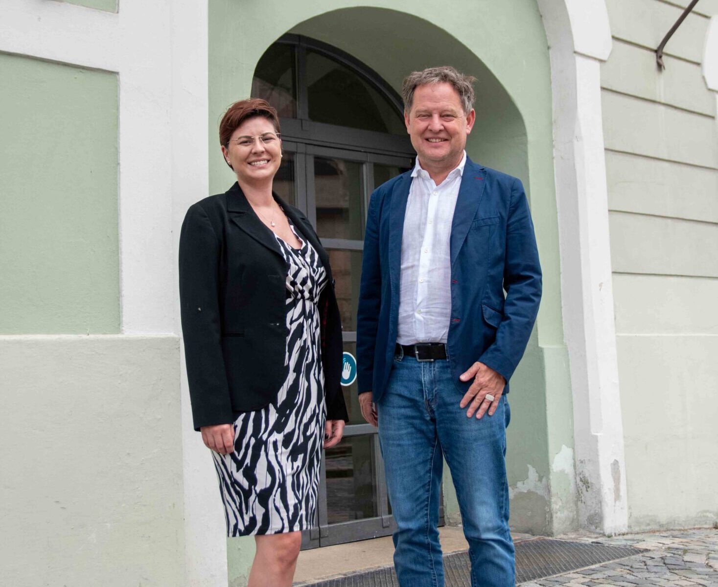 Fotos: Erster Bürgermeister Florian Schneider mit Elina Weinmann, der neuen Leiterin des TUM Akademiezentrums im Kloster Raitenhaslach Fotocredit: Stadt Burghausen/ebh