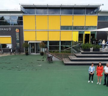 Auf dem Grünen Platz bzw. Bürgerplatz im Herzen der Stadt: die Leiterin des Bürgerhauses Magdalena Weber (v.l.), Leiterin des Umweltamtes Sarah Freudlsperger, Leiter des Gebäudemanagements Alexander Huber, Ingenieurin im Tiefbauamt Nadine Leitner und Leiterin des Tiefbauamtes Doris Winkler. Fotocredit: Stadt Burghausen/köx