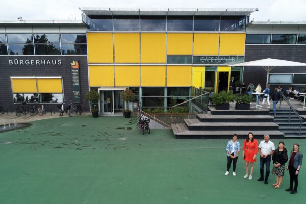 PM 170 Sanierung Grüner Platz ab 17.07.2023 Foto Drohen Albrecht Mozer Auf dem Grünen Platz bzw. Bürgerplatz im Herzen der Stadt: die Leiterin des Bürgerhauses Magdalena Weber (v.l.), Leiterin des Umweltamtes Sarah Freudlsperger, Leiter des Gebäudemanagements Alexander Huber, Ingenieurin im Tiefbauamt Nadine Leitner und Leiterin des Tiefbauamtes Doris Winkler. Fotocredit: Stadt Burghausen/köx