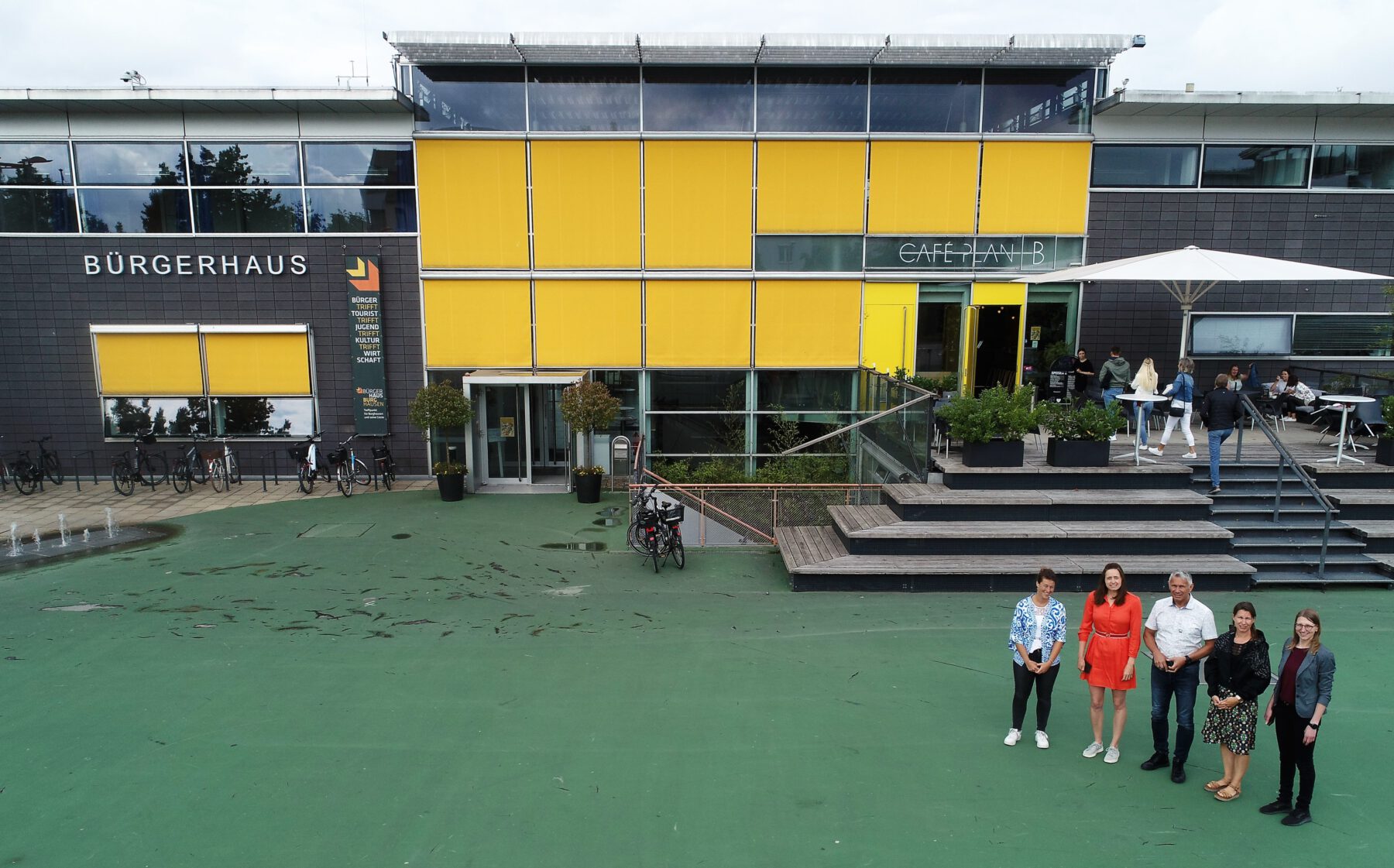 Auf dem Grünen Platz bzw. Bürgerplatz im Herzen der Stadt: die Leiterin des Bürgerhauses Magdalena Weber (v.l.), Leiterin des Umweltamtes Sarah Freudlsperger, Leiter des Gebäudemanagements Alexander Huber, Ingenieurin im Tiefbauamt Nadine Leitner und Leiterin des Tiefbauamtes Doris Winkler. Fotocredit: Stadt Burghausen/köx
