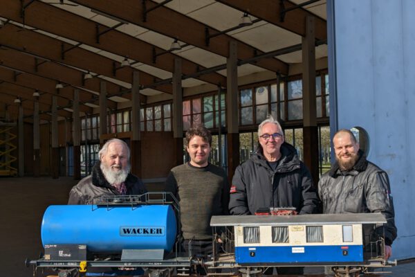 Erstes Modellbauwochenende in Kooperation mit der Jugendarbeit Burghausen: vlnr: Karl-Heinz Reiter, Erster Vorstand des Modellbauvereins, David Broz vom Förderverein für die Jugendarbeit, Hannes Schwankner von der Jugendarbeit und Wolfgang Reiter, Zweiter Vorstand des Modellbauvereins