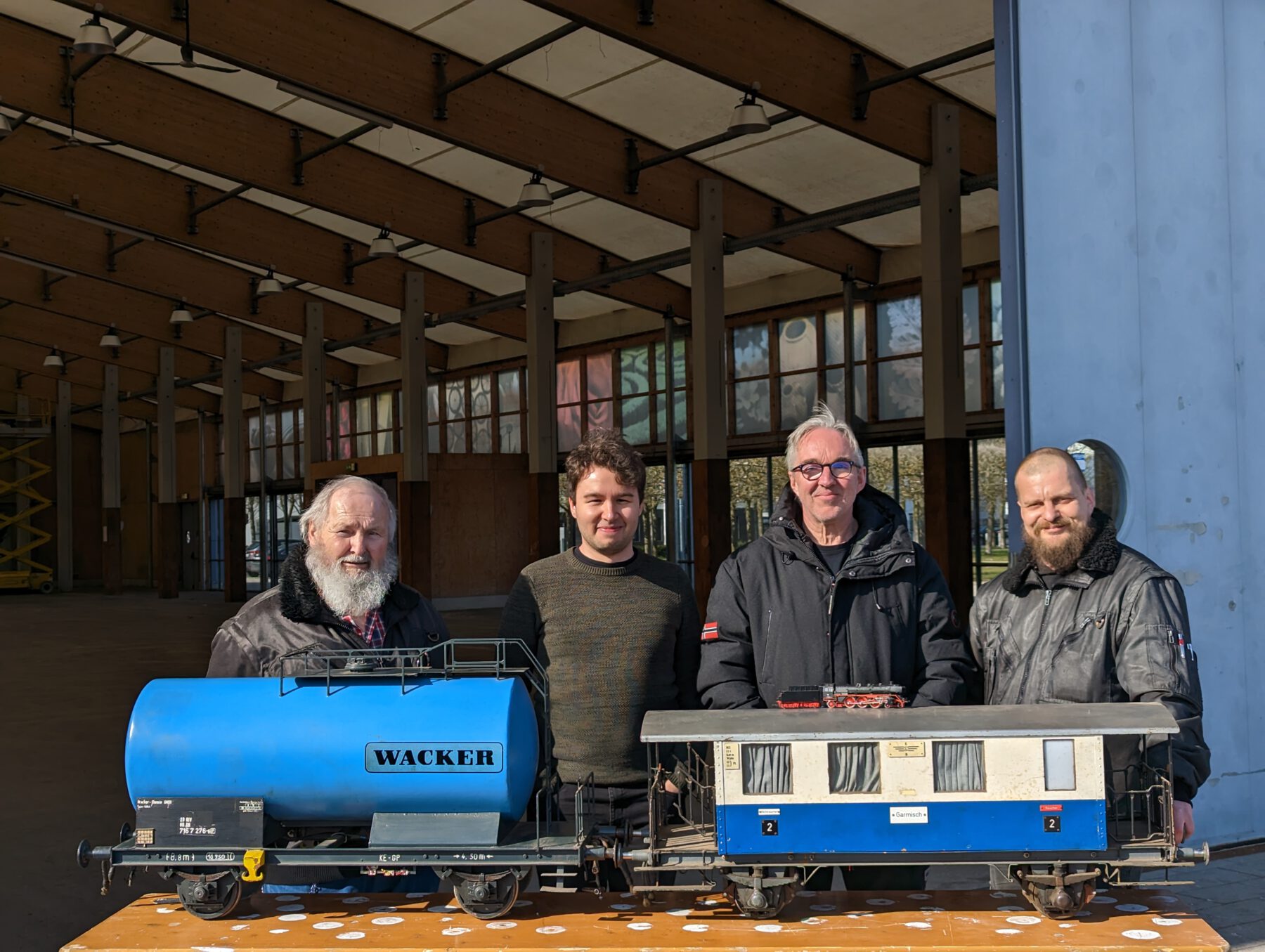 Erstes Modellbauwochenende in Kooperation mit der Jugendarbeit Burghausen: vlnr: Karl-Heinz Reiter, Erster Vorstand des Modellbauvereins, David Broz vom Förderverein für die Jugendarbeit, Hannes Schwankner von der Jugendarbeit und Wolfgang Reiter, Zweiter Vorstand des Modellbauvereins