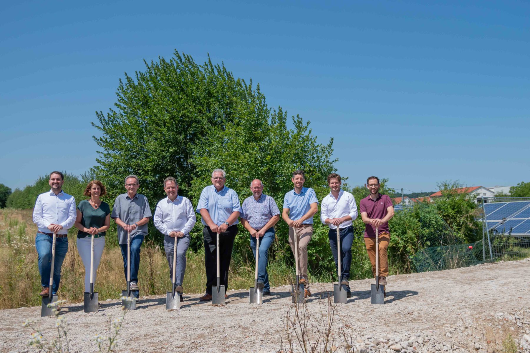 Spatenstich für die neue PV-Freiflächenanlage am Hieringer Feld. (V.l.n.r.) Sebastian Hüttl, ESB, Tanja Erb, EBG, Michael Bock, Werkleiter der Stadt Burghausen, Erster Bürgermeister Florian Schneider, Zweiter Bürgermeister Norbert Stranzinger, Anton Schweiger, CEO von Solea, Pascal Steinbach, EBG, Stephan Göbl, EBG, und Florian Lewe, ESB. © Stadt Burghausen/ebh