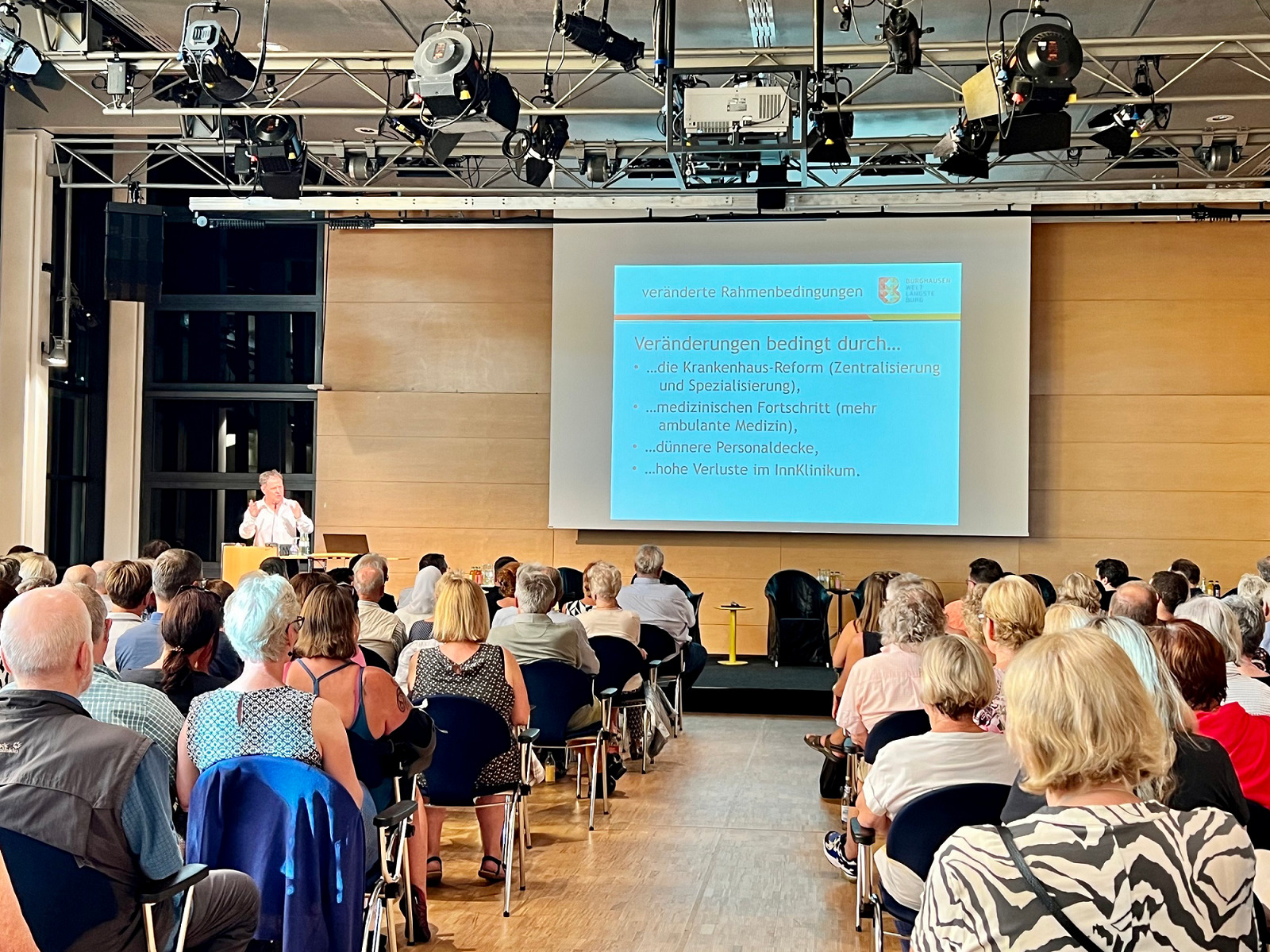 PM 186 Stadt Burghausen Infoabend zur Zukunft des Burghauser Krankenhauses Foto Stadt Burghausen köx