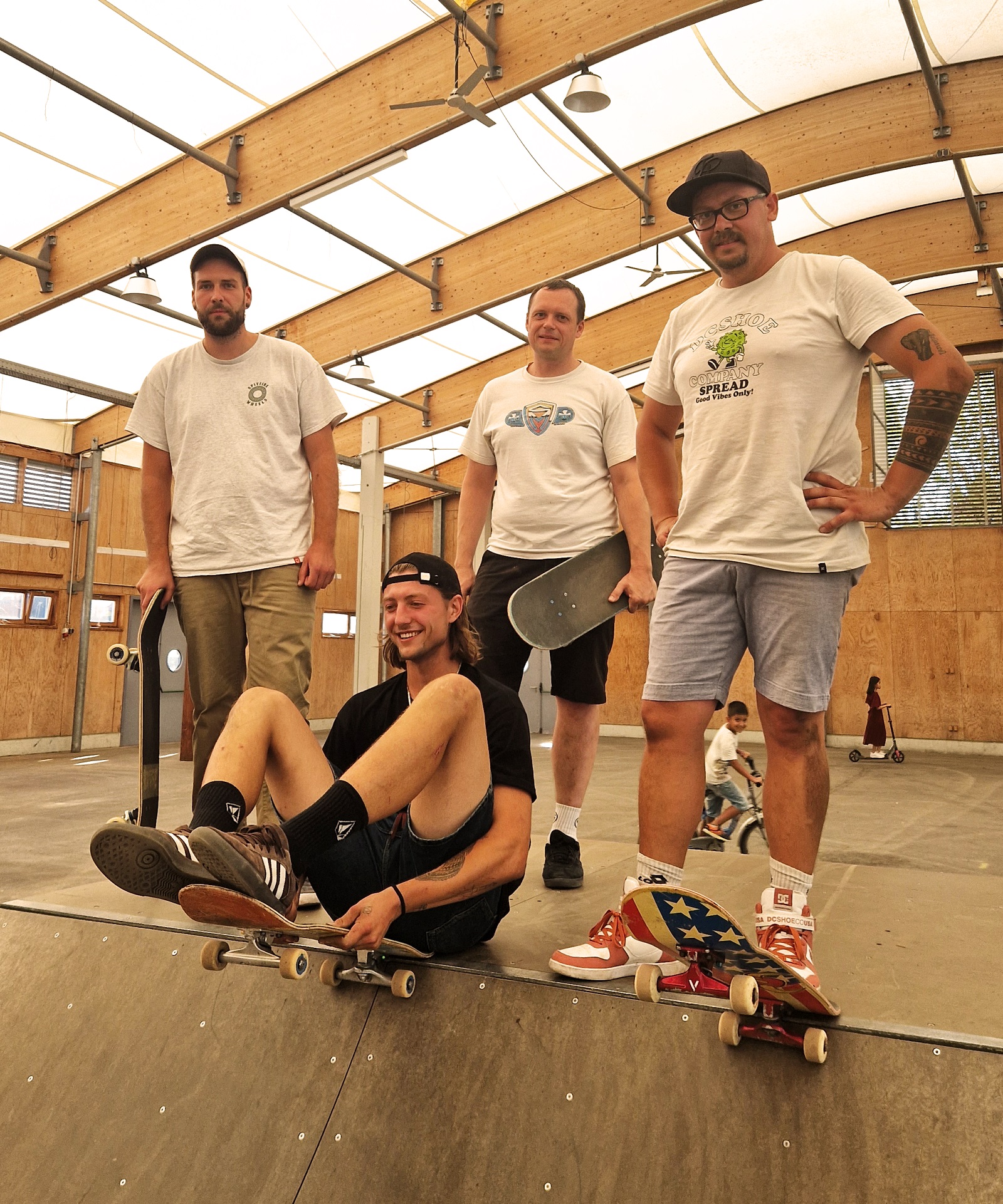 Quirin, Ronald, Michi und Stefan freuen sich, dass die Rampe während den Bauarbeiten nicht eingelagert, sondern in der Messehalle aufgestellt wurde. So können sie weiterhin ihre Tricks üben. Fotocredit: Stadt Burghausen/ebh