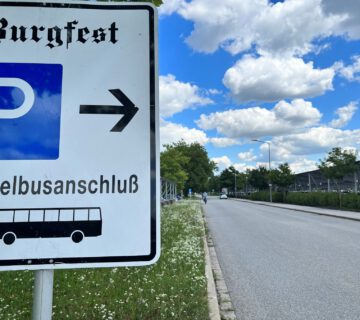Pendelbus Beschilderung Burgfest Foto Königseder