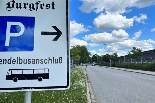 Pendelbus Burgfest Foto köx Pendelbus Beschilderung Burgfest Foto Königseder