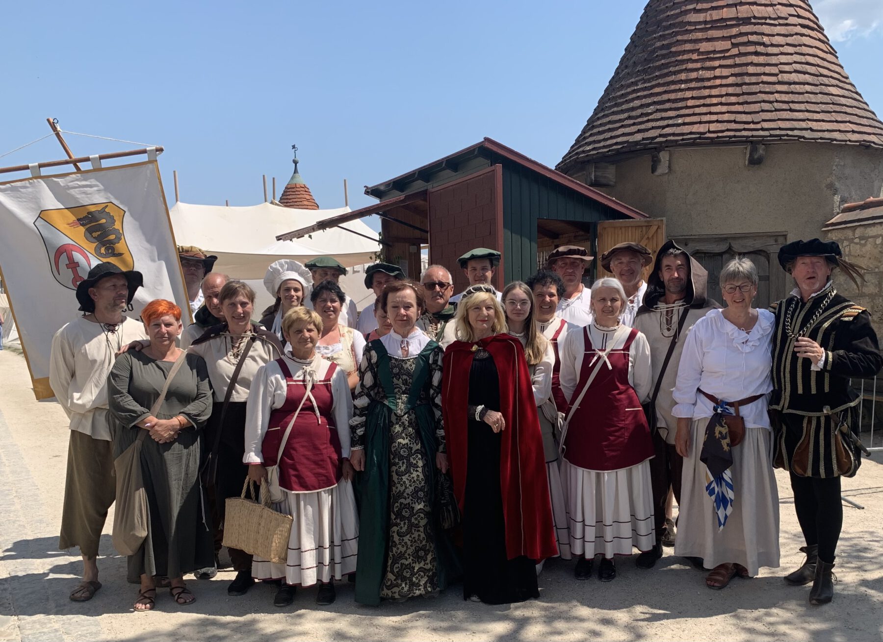 Burgfest 2023: Winzergruppe aus Ptuj: (1.vr) Bojan Misko, (2.vr) Elisabeth Hübner