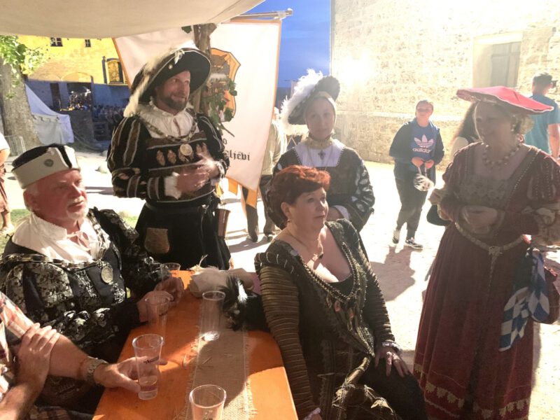 Im Innenhof der Burg: Stadträtin (Ptuj) Dr. med Metka Petek-Uhan (2.vr), im Gespräch mit 1. Bgm Florian Schneider, nicht im Bild. (vr) Claudia Donner, Herzogin (Marlene Lindhuber), Herzog (Stephan Lindhuber), Vize Dom Heinz DonnerBericht Hartmut Enders Fotos Elisabeth Hübner 