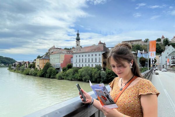 Der interaktive GPS-Spaziergang durch Burghausens Altstadt wird durch das neue Rätselheft noch spielerischer.