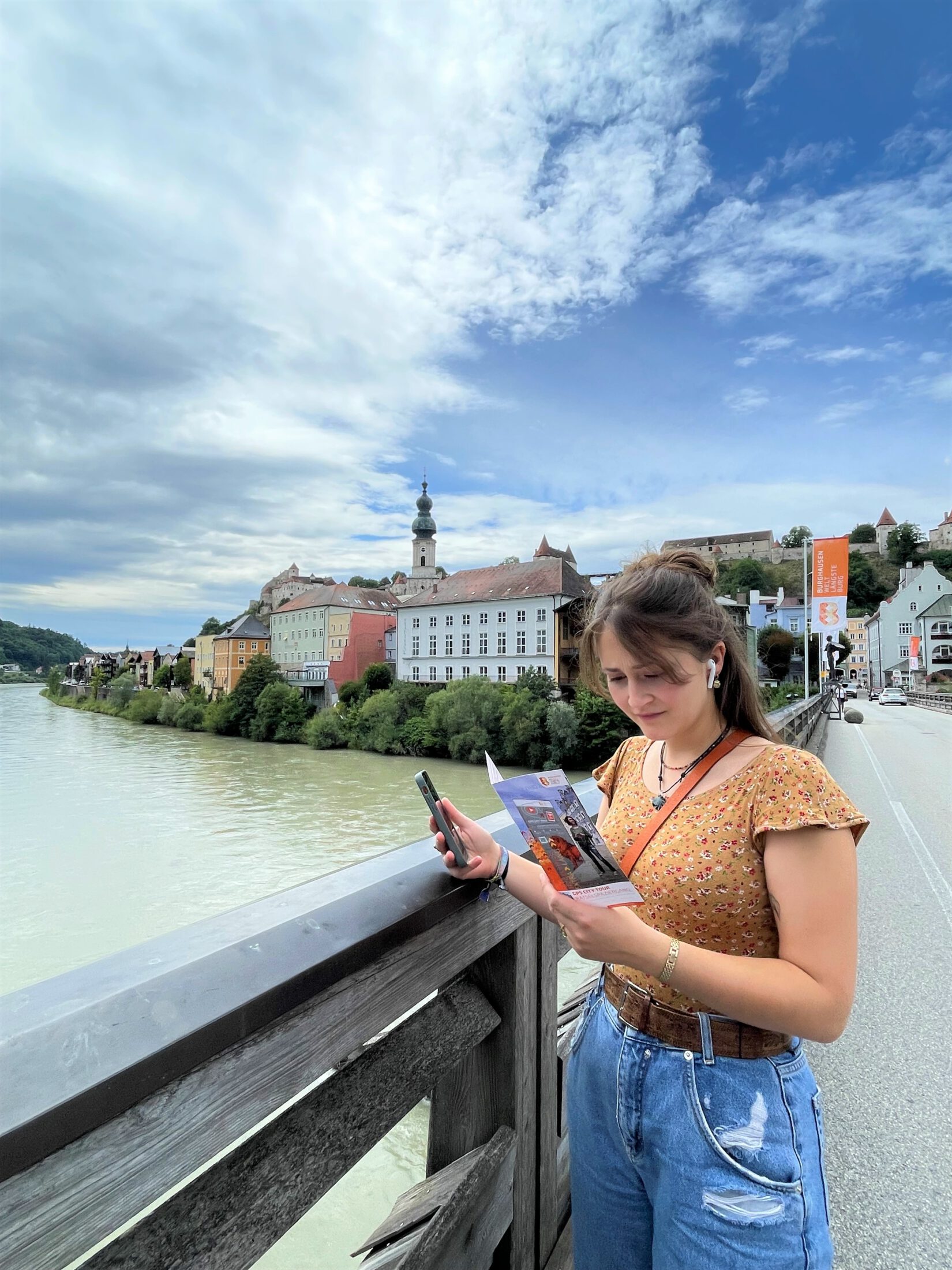 Der interaktive GPS-Spaziergang durch Burghausens Altstadt wird durch das neue Rätselheft noch spielerischer.