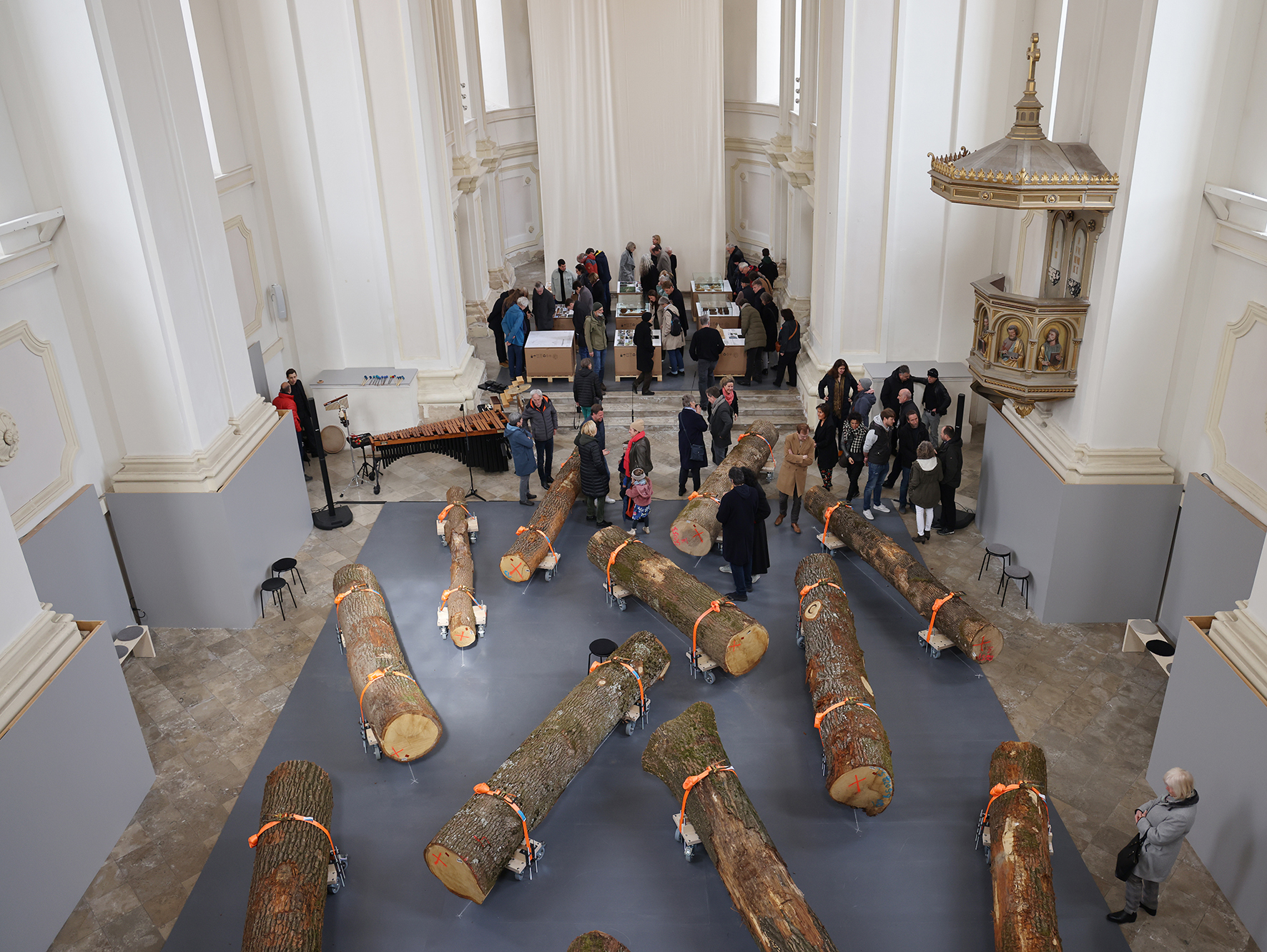 Am letzten Tag der Ausstellung „MARKUS HEINSDORFF · REGEN – WALD 2 – LEBEN UNTER BÄUMEN“, Sonntag, 16. Juli um 15 Uhr, lädt der Künstler Markus Heinsdorff nochmals zur Führung in die Studienkirche St. Josef in Burghausen ein.