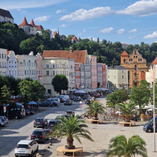 Stadtplatz unter Palmen © Stadt Burghausen/ebh Stadtplatz unter Palmen © Stadt Burghausen/ebh