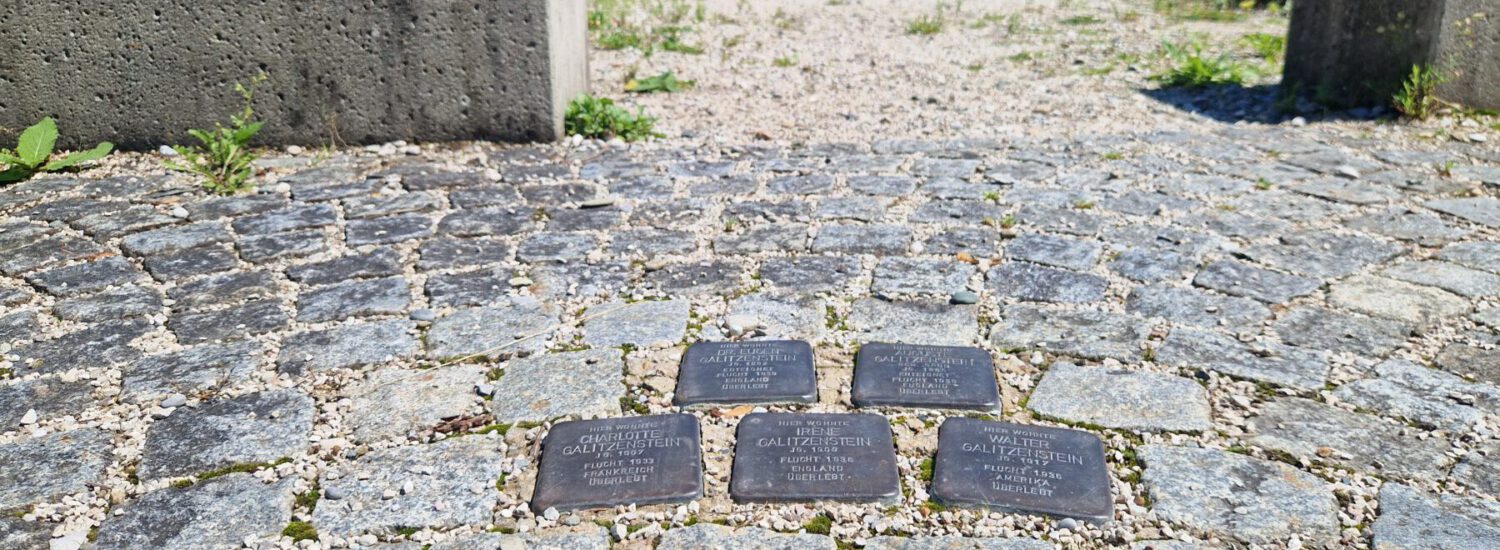Stolpersteine im botanischen Garten erinnern an die Familie Galitzenstein © Stadt Burghausen/ebh