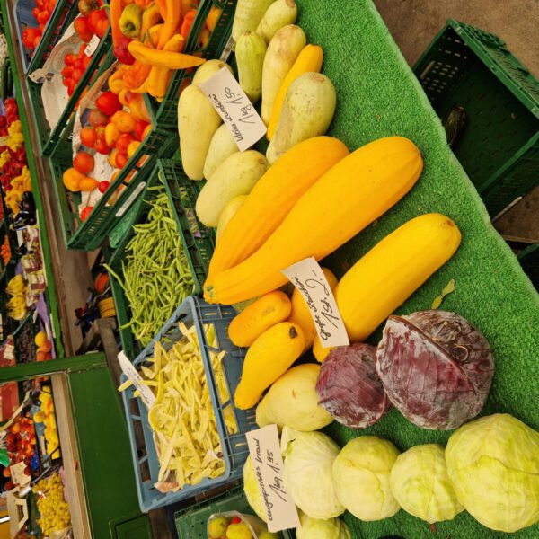 Obst- und Gemüsestand am Burghauser Wochenmarkt © Stadt Burghausen/ebh Obst- und Gemüsestand am Burghauser Wochenmarkt © Stadt Burghausen/ebh