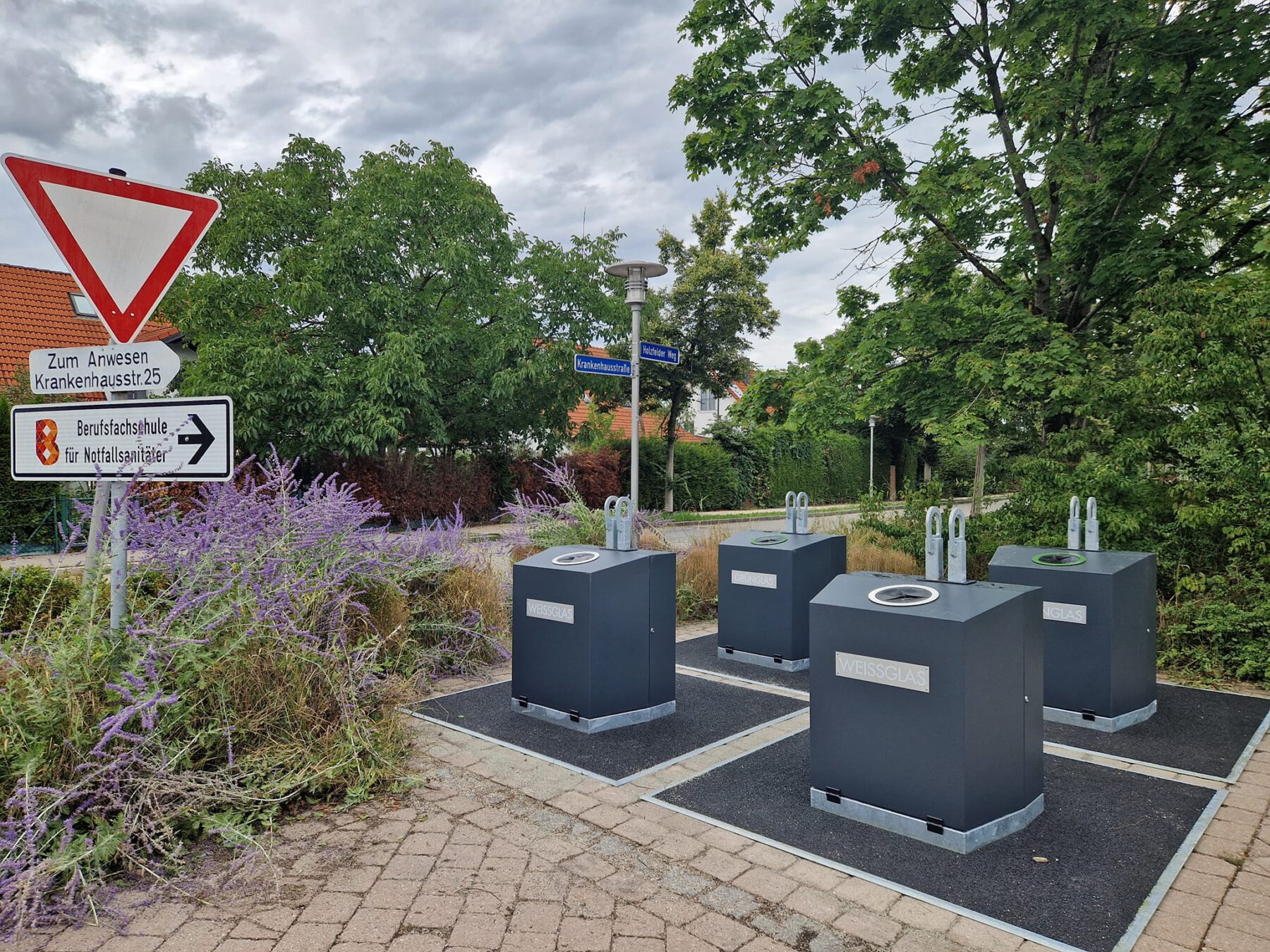 Die Altglas-Container in der Krankenhausstraße können wieder benutzt werden © Stadt Burghausen/ebh