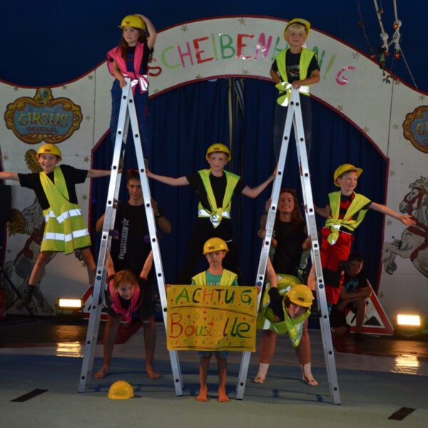 Die Kinder zeigten jeweils am Freitag ihre Kunststücke bei einer großen Show im Zirkuszelt © Stadt Burghausen