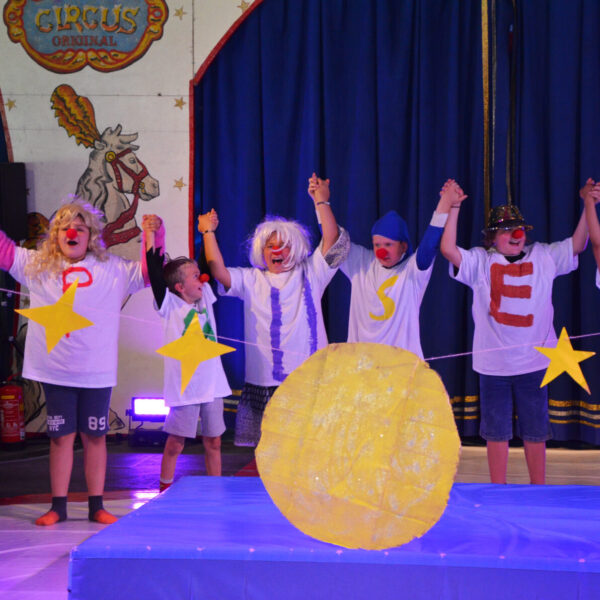 Die Kinder zeigten jeweils am Freitag ihre Kunststücke bei einer großen Show im Zirkuszelt © Stadt Burghausen