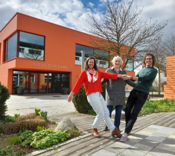 Foto: Erik Nieland freut sich mit Familienreferentin Doris Graf und Christine Auberger auf drei tolle Tanz-Nachmittage. Nachweis: Haus der Familie/Stadt Burghausen