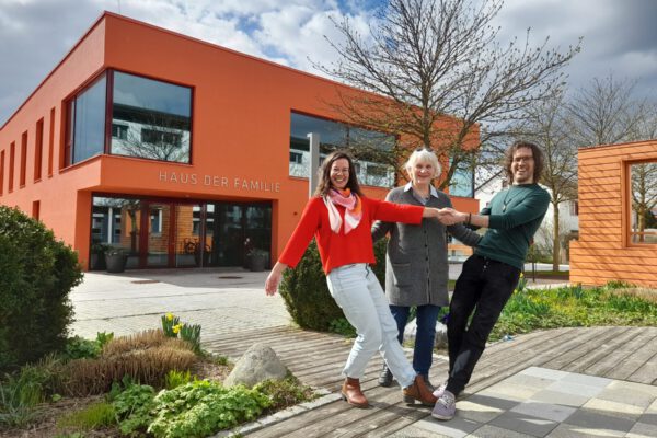 Familientanzkurs_Erik-Nieland_Doris-Graf_Christine-Auberger Foto: Erik Nieland freut sich mit Familienreferentin Doris Graf und Christine Auberger auf drei tolle Tanz-Nachmittage. Nachweis: Haus der Familie/Stadt Burghausen