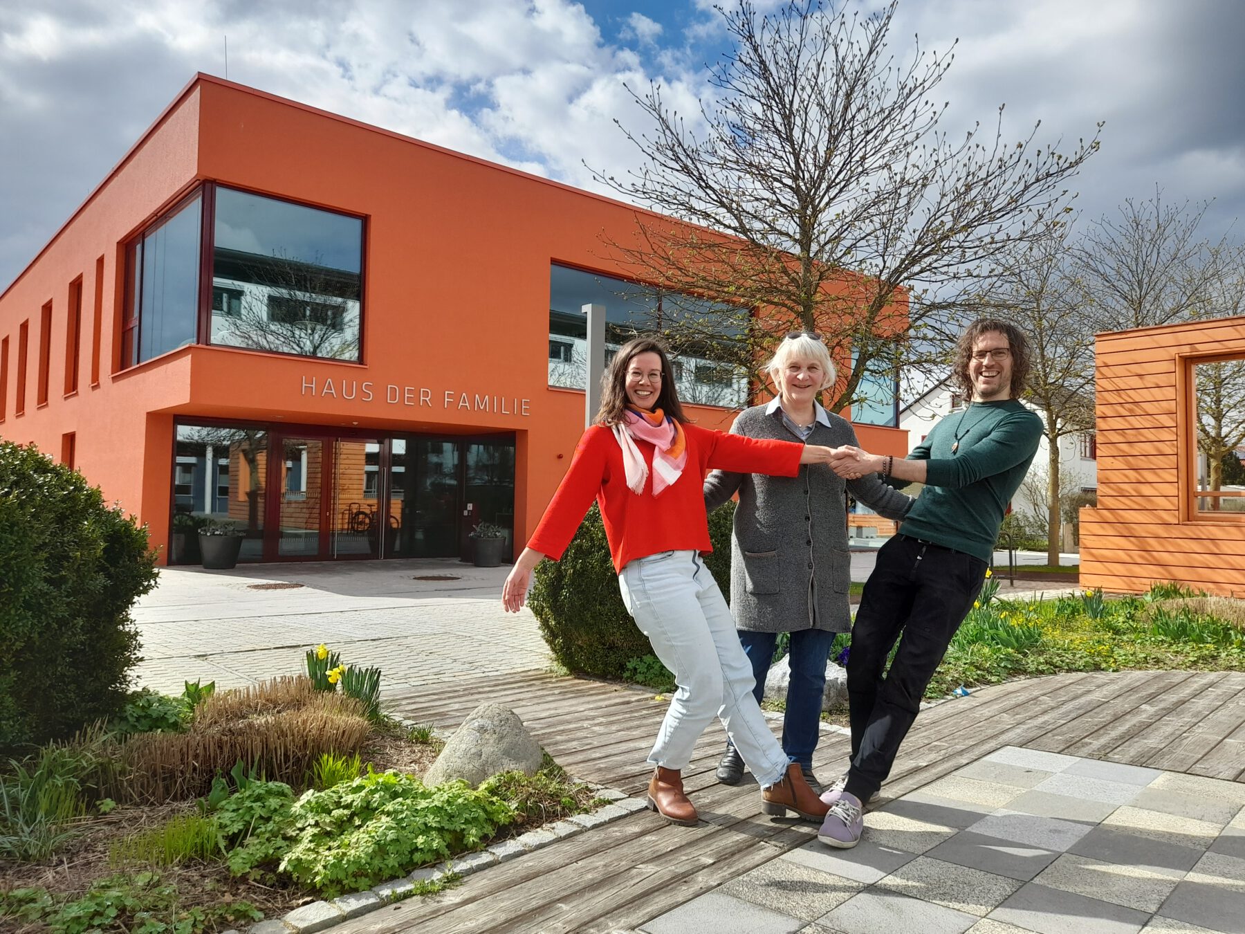 Foto: Erik Nieland freut sich mit Familienreferentin Doris Graf und Christine Auberger auf drei tolle Tanz-Nachmittage. Nachweis: Haus der Familie/Stadt Burghausen