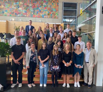 Sehr gute Schüler aus Burghausen 2023 geehrt von Bürgermeister Florian Schneider Foto Stadt Burghausen / Schwab