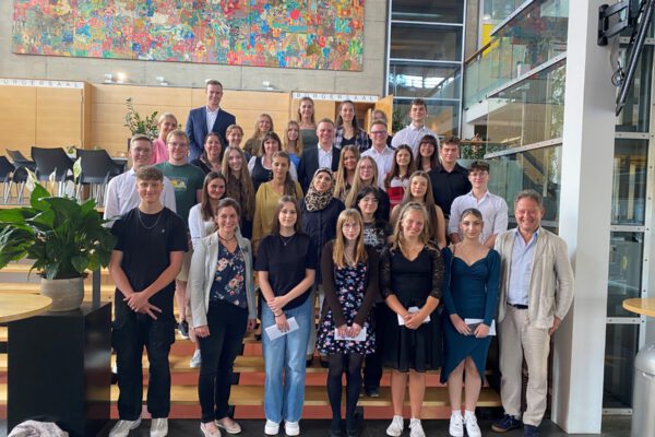 Gruppenfoto 1er Ehrung 2023 Sehr gute Schüler aus Burghausen 2023 geehrt von Bürgermeister Florian Schneider Foto Stadt Burghausen / Schwab