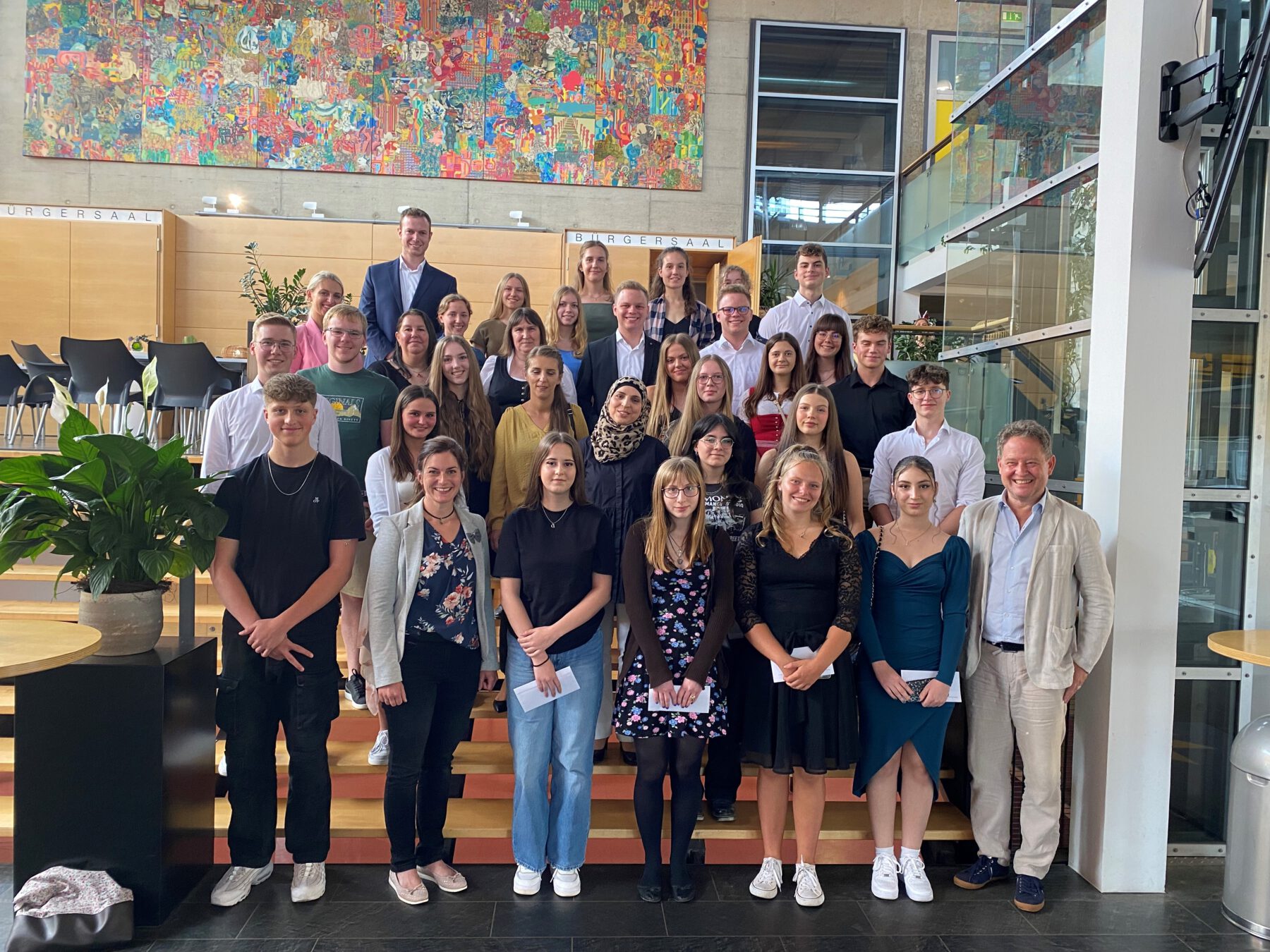 Sehr gute Schüler aus Burghausen 2023 geehrt von Bürgermeister Florian Schneider Foto Stadt Burghausen / Schwab