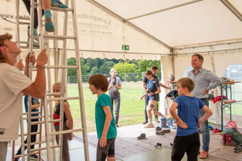 Die Kinder im Zirkuscamp zeigten dem Ersten Bürgermeister stolz ihre Kunststücke © Stadt Burghausen/ebh