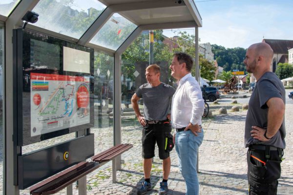 Erster Bürgermeister Florian Schneider (m.) überzeugte sich persönlich von den neuen digitalen Anzeigetafeln, die die beiden städtischen Elektriker Eduard Kailer (r.) und Eduard Ratz (l.) eingebaut hatten. © Stadt Burghausen /ebh Erster Bürgermeister Florian Schneider (m.) überzeugte sich persönlich von den neuen digitalen Anzeigetafeln, die die beiden städtischen Elektriker Eduard Kailer (r.) und Eduard Ratz (l.) eingebaut hatten. © Stadt Burghausen /ebh